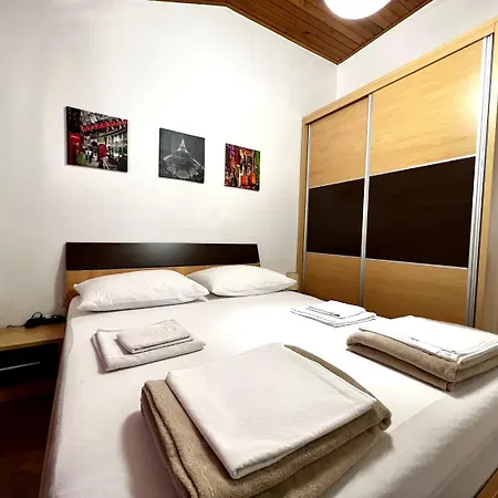 Denis - Great Location & Large Terrace Apartment Makarska