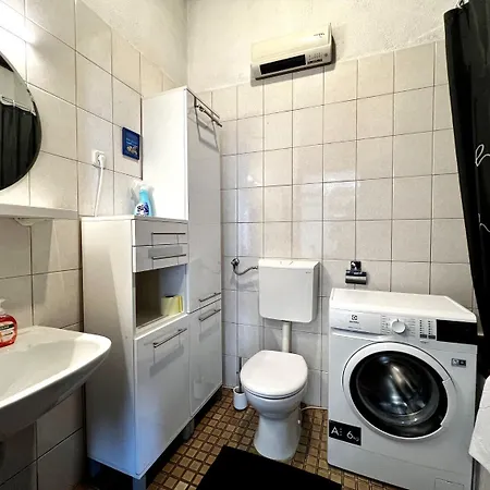 Denis - Great Location & Large Terrace Apartment
